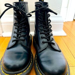Dr. Martens Vegan 1460. Nearly NEW.